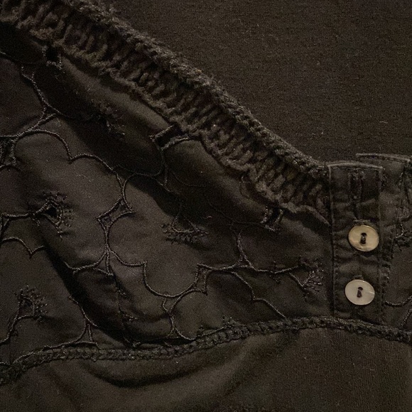 Black blouse with pretty details - Picture 3 of 4